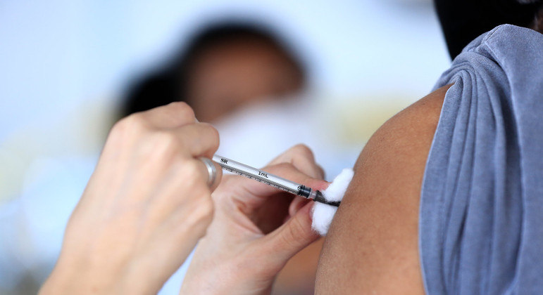 De acordo com o Ministério da Saúde, quase 60% dos brasileiros já receberam uma dose de vacina 