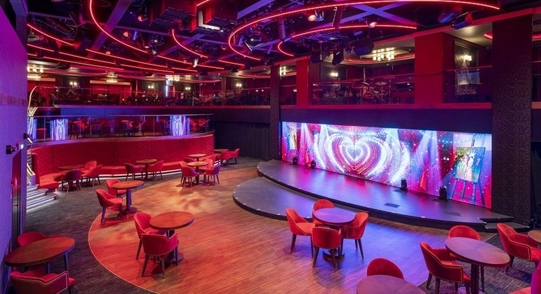 Le Cabaret Rouge embala as noites do MSC Seashore