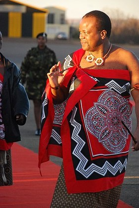 Família real de EssuatíniCasado com 13 mulheres, o rei de Essuatíni, Mswati 3º, descobriu em 2010 que a 12ª esposa, Nothando Dube, de 22 anos, estava tendo um caso com Ndumiso Mamba, ministro da Justiça do país e amigo pessoal. Na época, os dois foram presos e Mamba, que era casado, foi acusado de 