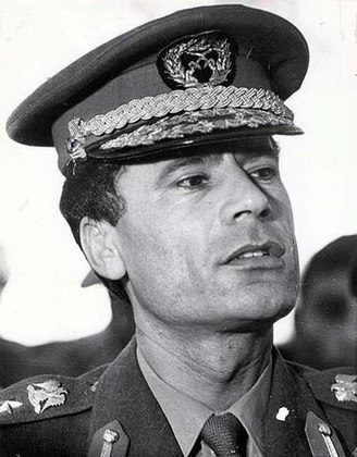 Muammar Al-Gadafi (1940-2011) - Chefe do governo da Líbia a partir de 1969, aproveitou a gigantesca produção de petróleo do país para enriquecer. Censurava a imprensa, distribuía favores e cargos a parentes e mandava executar opositores. 