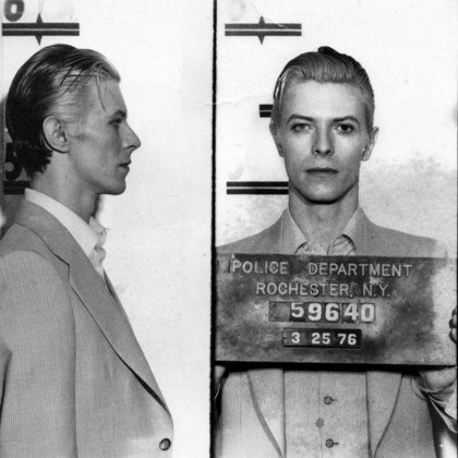 David BowiePoucos famosos conseguiram sair tão estilosos na mugshot quanto David Bowie. O cantor britânico foi detido em 1976, ao lado de Iggy Pop, por posse de maconha. Ele passou uma noite na cadeia