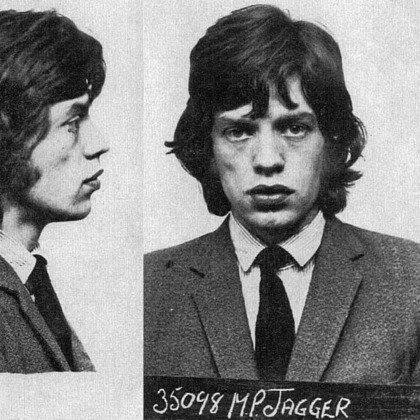 Mick JaggerMick Jagger foi detido em 1967, ao lado de Keith Richards, o seu companheiro dos Rolling Stones, por posse de anfetaminas. Os dois foram condenados à prisão, mas apelaram e conseguiram escapar da cadeia