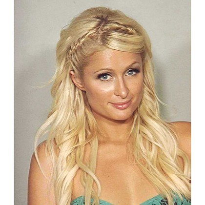 Paris HiltonA socialite Paris Hilton foi detida em 2010 por posse de cocaína, após um pacote com a droga ter caído de sua bolsa. Ela se declarou culpada de duas acusações por porte de drogas e obstrução da Justiça e foi condenada a um ano de pena em liberdade condicional e a prestar 200 horas de serviço comunitário