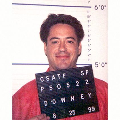 Robert Downey Jr.Antes do estrondoso sucesso como o Homem de Ferro nos filmes da Marvel, o ator Robert Downey Jr. viveu momentos bem conturbados na vida e na carreira. Um deles foi a série de prisões no fim dos anos 1990 por envolvimento com drogas e violência