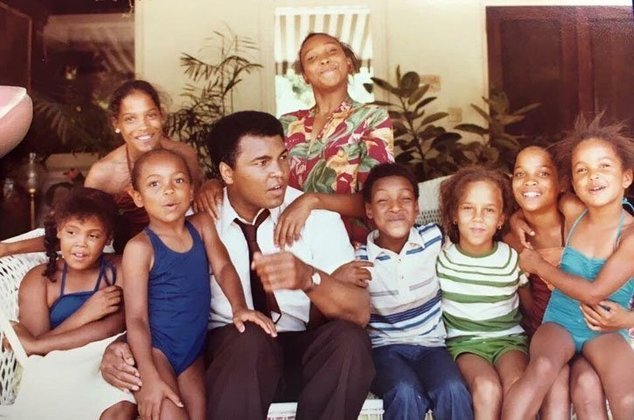 Muhammad Ali - O pugilista americano, convertido ao islamismo, eleito o Desportista do Século pela Revista Sports Illustrated (1999), morreu com 74 anos (2016). Nove filhos e quatro esposas brigaram pela herança. 