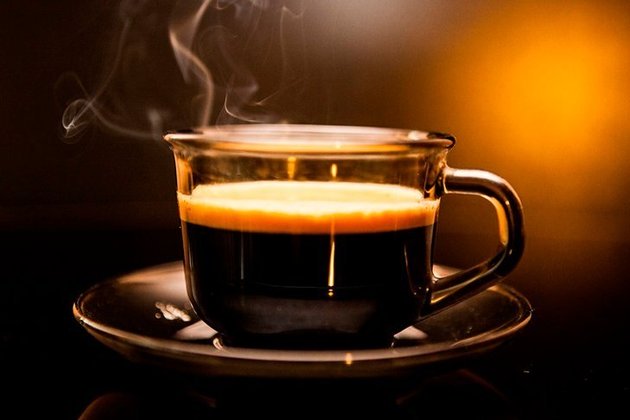 Muitas pessoas acham que tomar bastante café deixará o organismo acelerado e intenso. Só que não é bem assim.  A cafeína bloqueia a adenosina, uma das substâncias importante que levam seu corpo a dormir. Logo, você terá problemas à noite e o cansaço virá em dobro nos dias seguintes. 