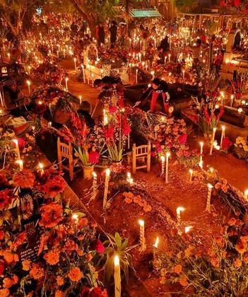 Muitas pessoas passam a noite ao lado dos túmulos dos parentes nos cemitérios, que se iluminam com velas e ficam decorados com flores e oferendas. 