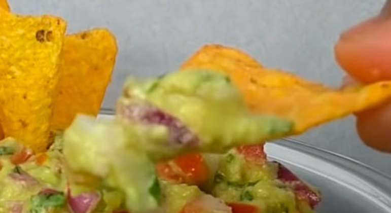 Guacamole é uma sugestão de receita rápida e prática para aproveitar nas férias.
