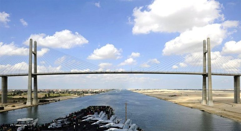 Muito importante para a economia mundial, pelo Canal de Suez passam cargas gigantescas de petróleo, minerais, carvão e alimentos, entre outros produtos.