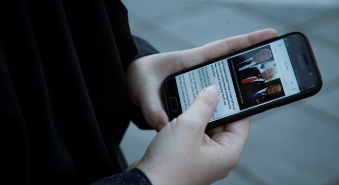 Mulher acessa internet em celular no Irã: rede buscava influenciar opinião pública