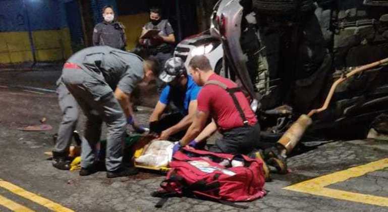 Bombeiros tentam socorrer vítima de acidente de carro na zona oeste de SP