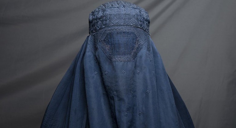 Mulheres voltaram a ser obrigadas a cobrir o corpo totalmente durante governo do Talibã
