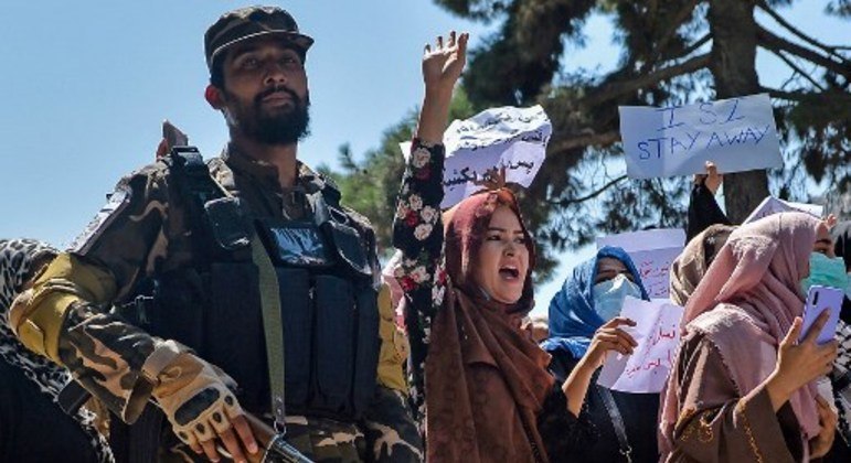 Mulheres afegãs gritam ao lado de um talibã durante manifestação anti-Paquistão, em Cabul