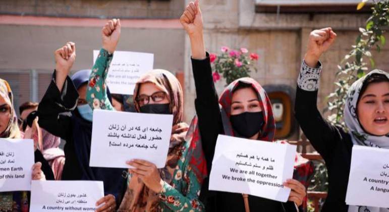 Mulheres protestam para pedir ao Talibã a preservação de suas conquistas, em Cabul