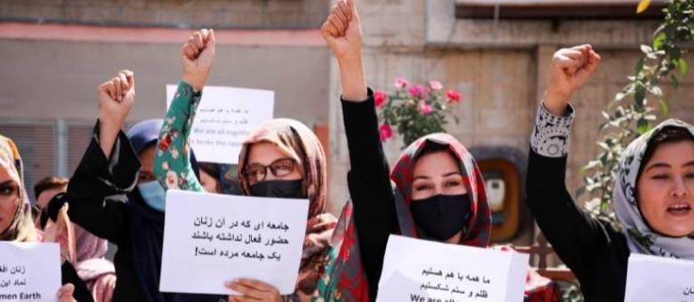 Mulheres protestam contra a volta do regime Talibã ao poder, em 2021 (Reuters - 03.09.2021)