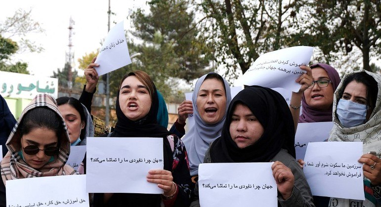 Mulheres seguram cartazes durante um protesto em Cabul, no Afeganistão
