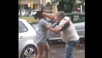 Homem dá socos, tapas e derruba mulher no chão após discussão  (Reprodução/Web - 20.03.2023)