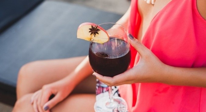 Bebidas funcionam como enfrentamento para hormônios e sentimentos para mulheres