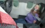 Imagens muito chocantes mostram uma mulher amarrada com fita adesiva em uma cadeira de avião, durante um voo da American Airlines. Segundo informações, ela tentou abrir a porta do avião e proferiu ameaças contra a tripulação. A medida extrema teia sido uma forma de contê-la