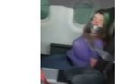 Além de presa à cadeira, a mulher também teve a boca fechada com uma fita do tipo silver tape. Segundo a American Airlines, a mulher ainda tentou morder um dos comissários de voo. Amarrá-la à cadeia foi 