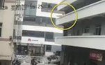 Uma câmera de vigilância flagrou o exato momento em que a estrutura de ferro foi jogada da varanda de um edifício, em Shenzhen, no sul da China