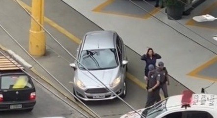 Mulher é assaltada praticamente em frente aos policiais