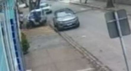 Câmaras de segurança flagraram o momento em que a mulher atropela a dupla