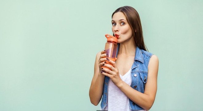  Muita gente acredita que devemos beber pelo menos oito copos de água por dia 