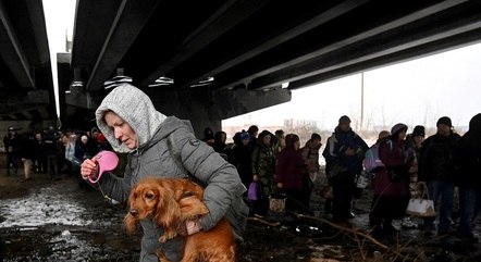 Corredor humanitário atravessa ponte destruída