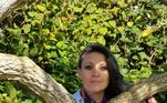 Kate Cunningham, de 38 anos, comemorou suas Bodas de Papel com dois amigos e deixou seu namorado humano e os dois filhos em casa