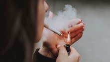 Nova Zelândia aprova lei que proíbe pessoas nascidas após 2009 de comprar tabaco por toda a vida