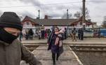 Mulher com bebê no colo tenta deixar Kiev de trem após os ataques russos