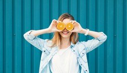 Veja benefícios do uso da vitamina C na pele (Reprodução/Freepik)