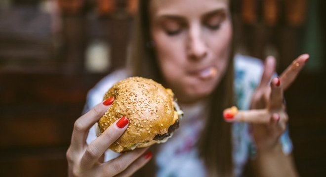 O Guia Alimentar para a População Brasileira recomenda evitar alimentos como o hambúrger, por conta da composição nutricional desbalanceada 