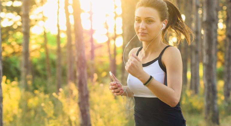 Mulheres correndo: treinos duros para perder para quem tem compleição física mais vantajosa