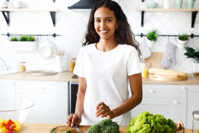 Uma das formas com as quais algumas pessoas lidam com a ansiedade é comendo alimentos que lhes
dão prazer. O especialista alerta, no entanto, sobre a importância de aumentar
a ingestão de verduras, legumes e hortaliças e incorporar à dieta bebidas probióticas,
como kombucha e kefir, que melhoram a flora intestinal, prevenindo, assim,
a candidíase