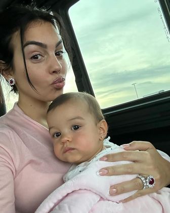 A primeira foto divulgada por Georgina foi com a filha mais nova do casal, Bella Esmeralda, que nasceu em abril de 2022