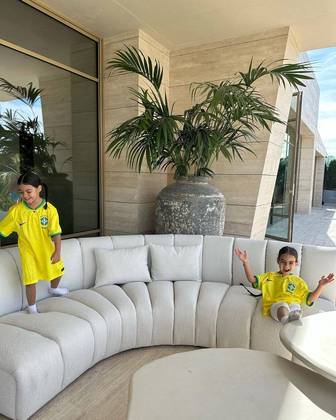 Alana Martina e Eva Maria apareceram se divertindo com a camisa da seleção brasileira e receberam o carinho do público do Brasil. 'Que lindos eles com a camisa do Brasil', escreveu um seguidor. 'O Brasil ama vocês', respondeu outro internauta