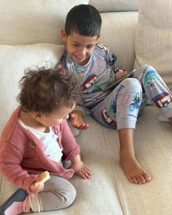 Mateo Ronaldo, outro filho de CR7, surgiu brincando com a irmã mais nova