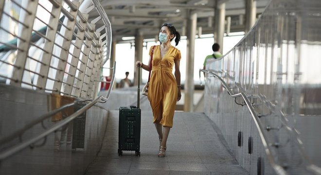 Entre as quedas de preço em serviços estão as passagens aéreas, com redução de 55%