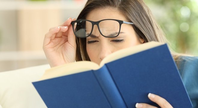  A correÃ§Ã£o dos erros de refraÃ§Ã£o - miopia, astigmatismo, hipermetropia e presbiopia - se dÃ¡ por meio de Ã³culos, lentes de contato e cirurgia

