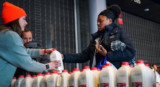 A insegurança alimentar está crescendo no Reino Unido, nos EUA e no Canadá, e os bancos de alimentos por si só podem ser uma solução insustentável 
