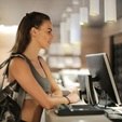 Vaga de agente de vendas para academia no Balcão de Empregos tem salário de R$ 1.154 (Pexels / Andrea Piacquadio)
