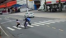 Vídeo: moto em alta velocidade atropela mulher em faixa de pedestres 