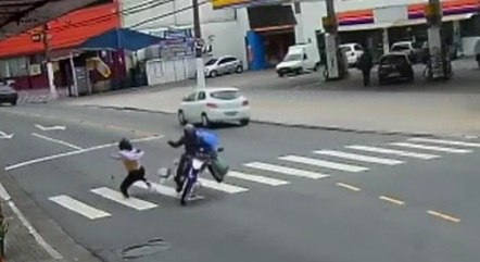 Mulher é atropelada por motociclista na faixa de pedestres