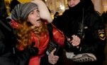 Mulher é presa durante protesto contra guerra na Ucrânia em São Petersburgo