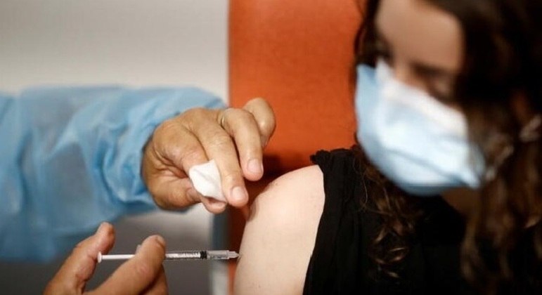 Prefeitura de SP divulga datas de vacinação da população adulta contra a covid-19