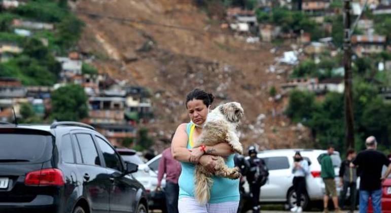 Mulher em local onde houve deslizamento no Morro da Oficina, em Petrópolis