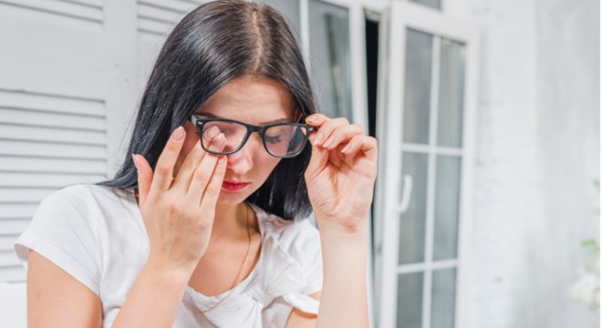 Óculos usado no dia a dia ajuda a proteger os olhos contra o coronavírus