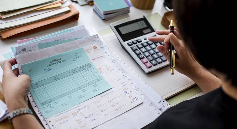  Pagamento de juros de dívidas chega a consumir 12,69% da renda das famílias é já é a terceira maior despesa do orçamento,